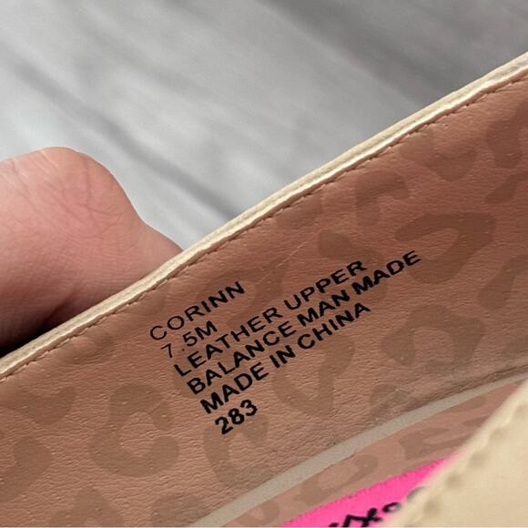 BETSEY JOHNSON CORINN PLATFORM PUMP WOMENS BONE LEATHER Size 7 1/2 - Picture 7 of 8